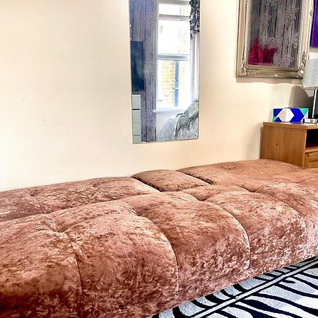 Comfy Double Bedroom With A Private Toilet Londres Exterior foto
