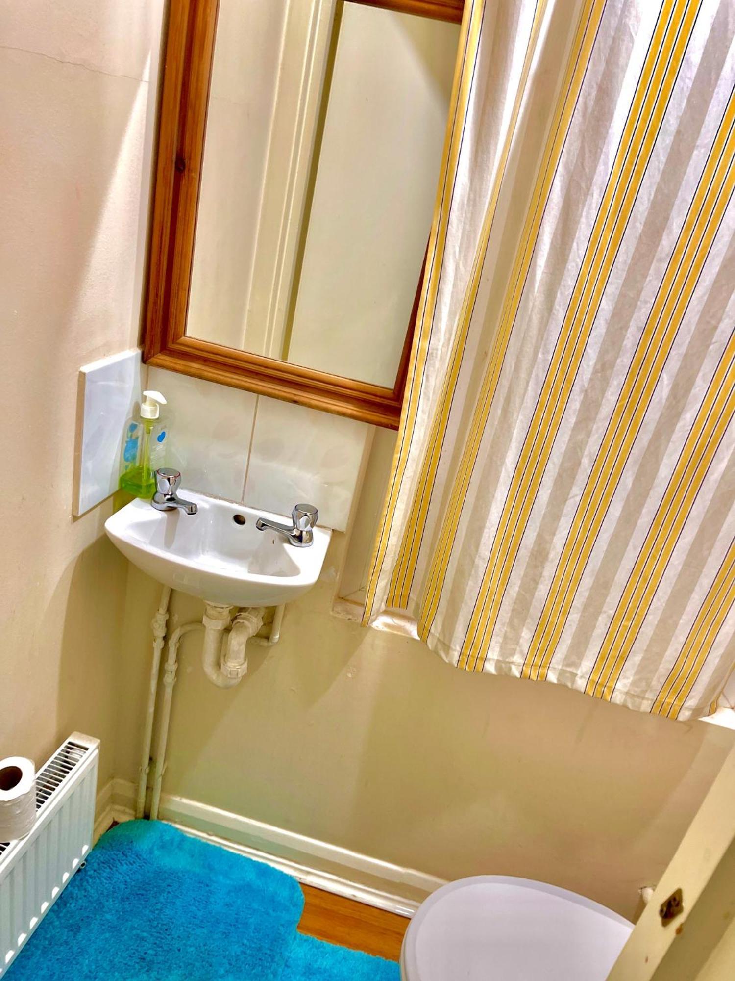 Comfy Double Bedroom With A Private Toilet Londres Exterior foto