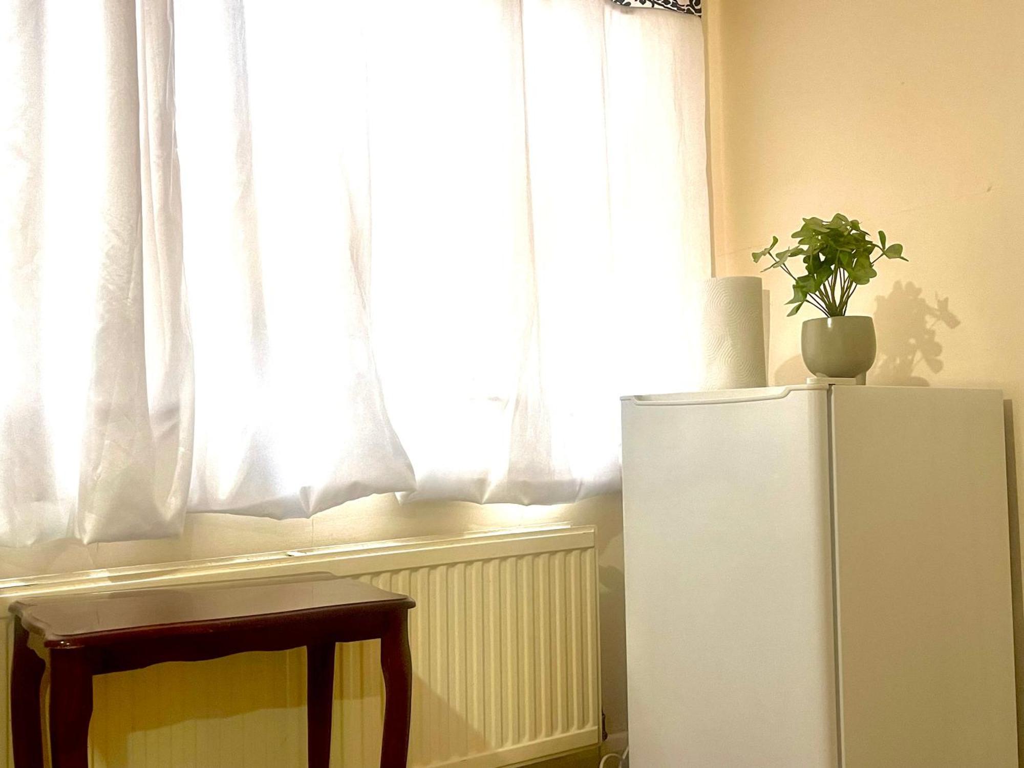 Comfy Double Bedroom With A Private Toilet Londres Exterior foto