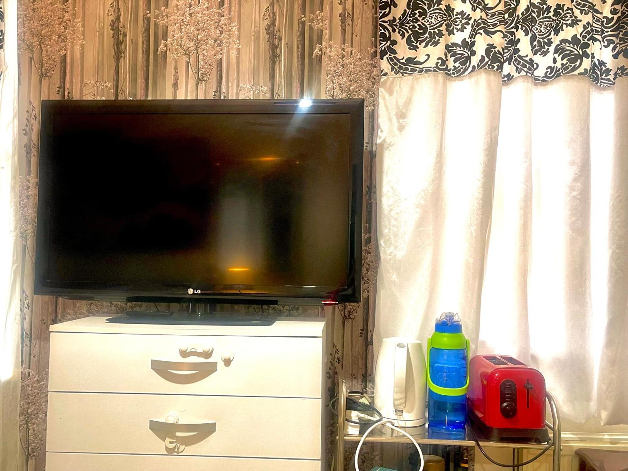 Comfy Double Bedroom With A Private Toilet Londres Exterior foto
